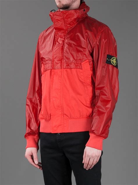 Rote Windbreaker 